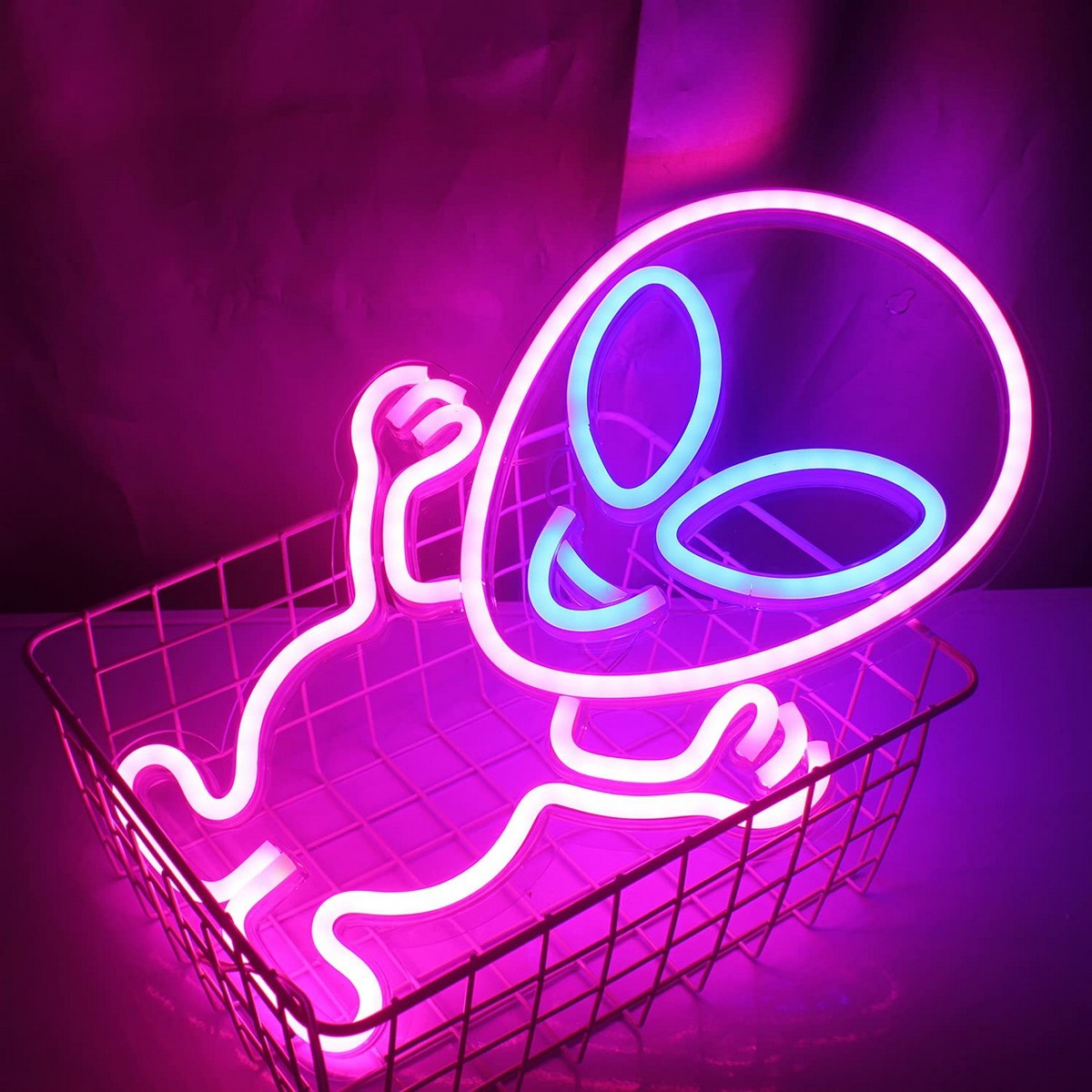 glødende alien - neon logovegg