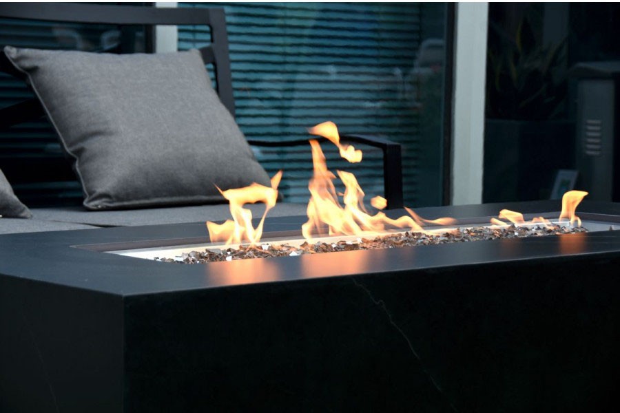 keramiske bord med gasspeis utendørs eksteriør