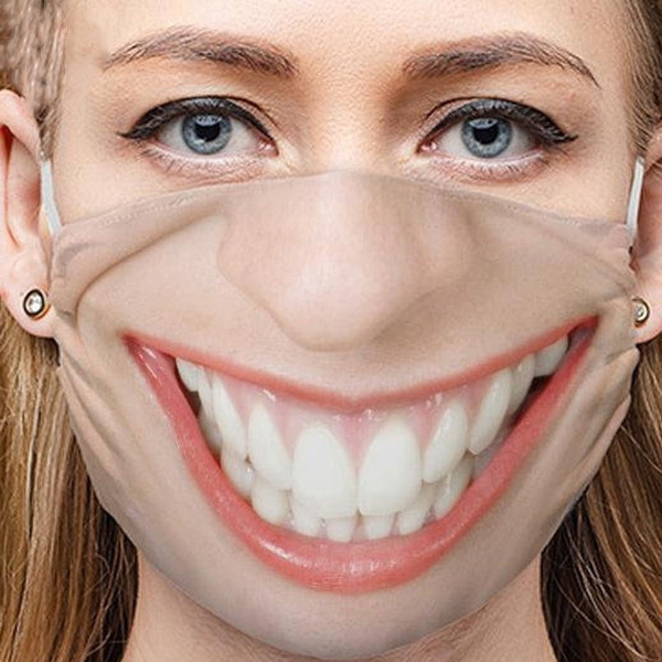 kvinner smiler maske på ansiktet
