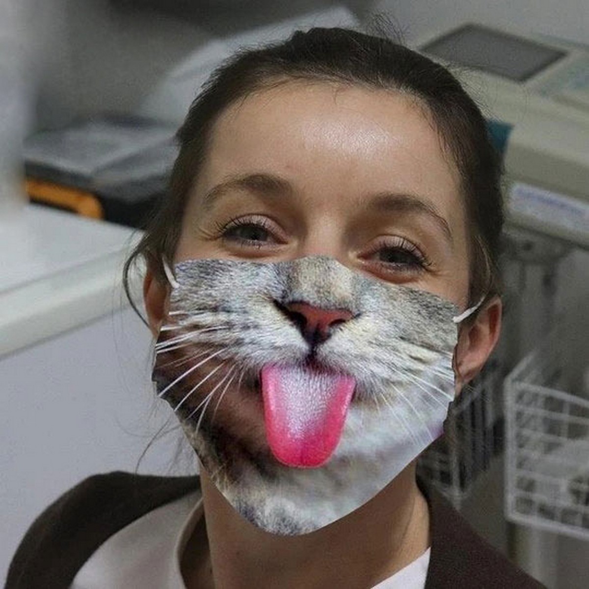 maske i ansiktet kattunge med tungen