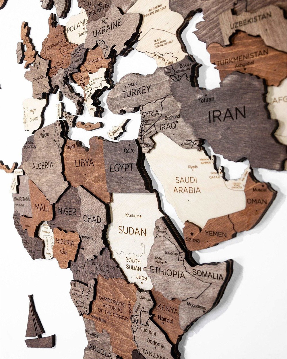 3D-kart av tre på veggkontinenter