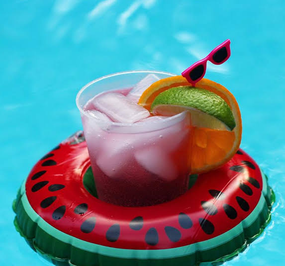 Vannmelon oppblåsbar flytende drikkeholder