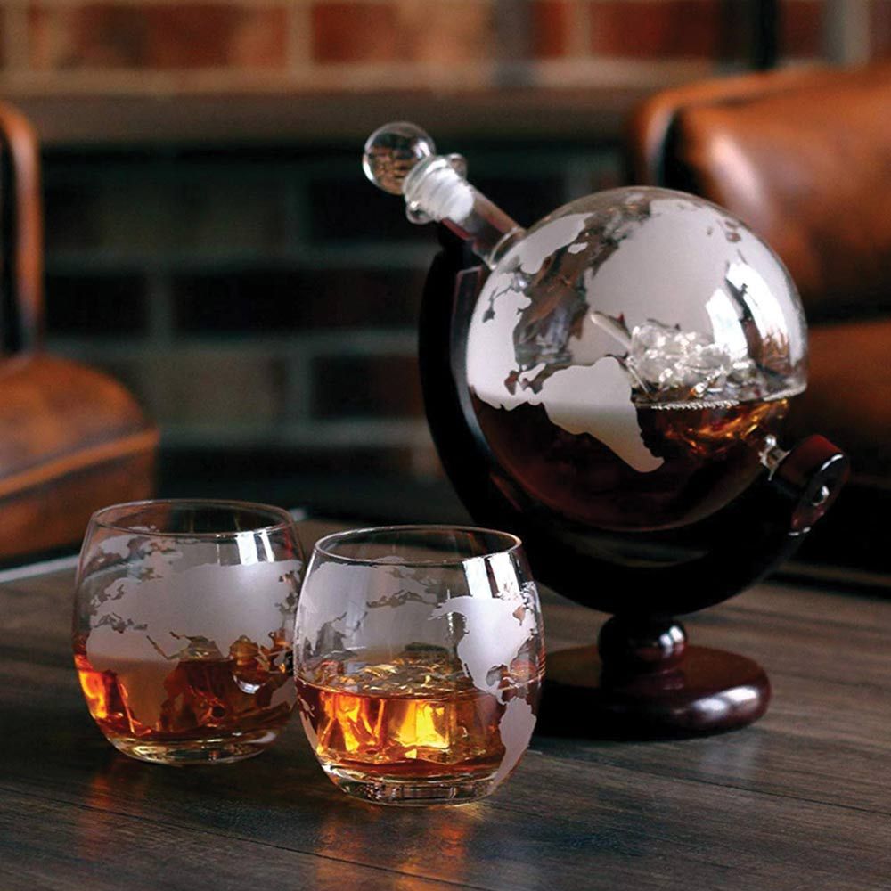 whiskysett i form av en globus