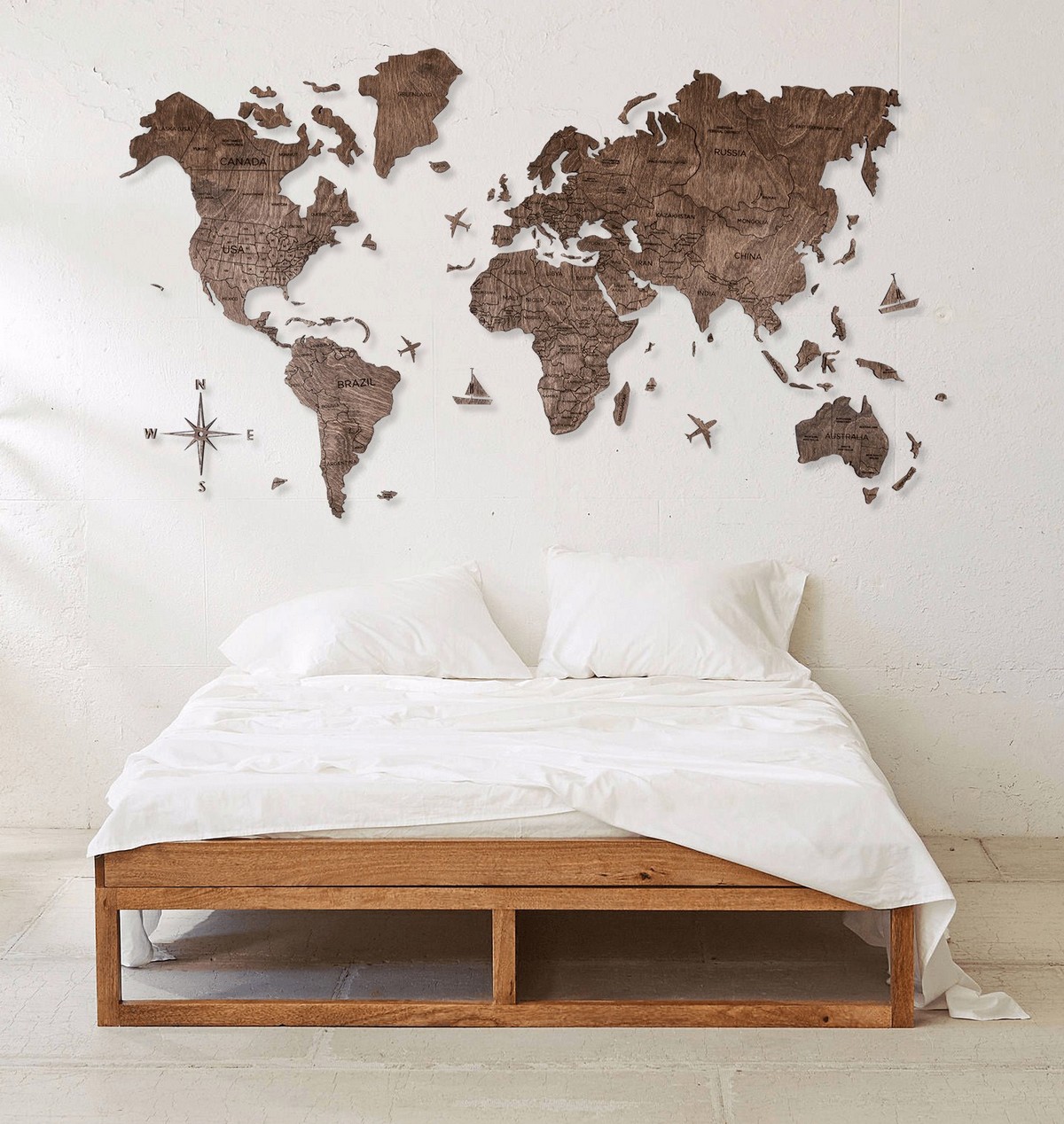 verdenskart av tre på veggen