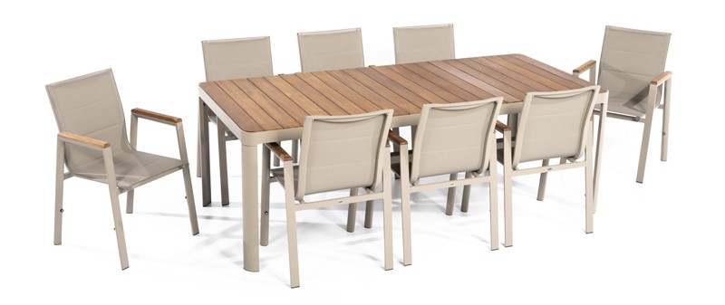 Stort hage spisebord med stoler i luksuriøst design.