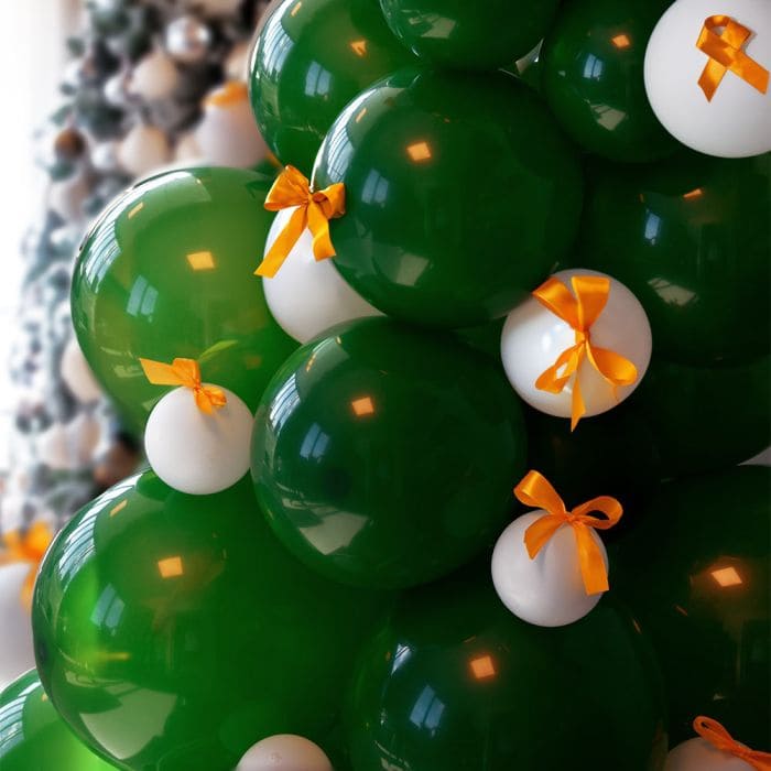 Ballongjuletre​ – oppblåsbart juletre laget av ballonger