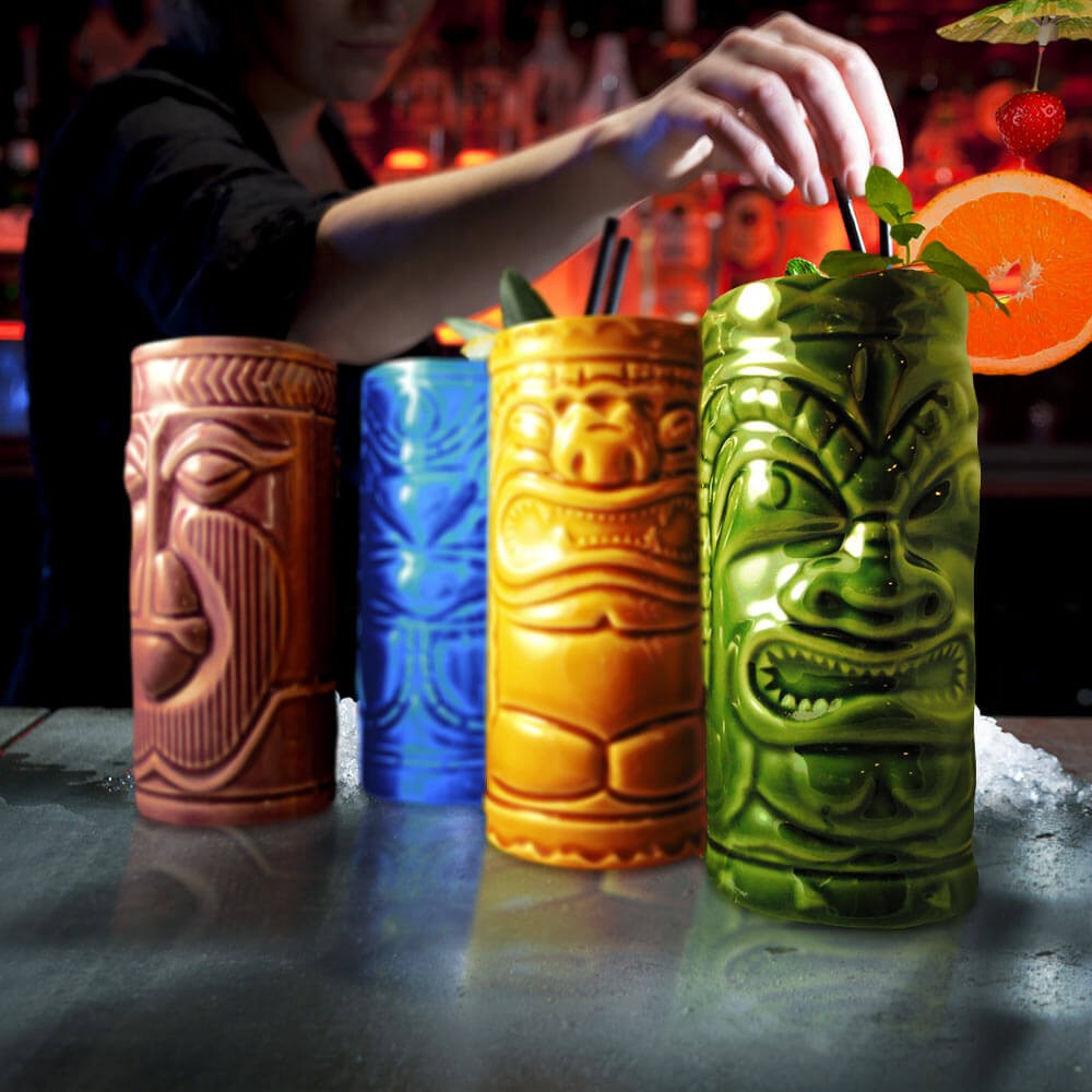 Tikiglass- fargede krus for blandede drinker